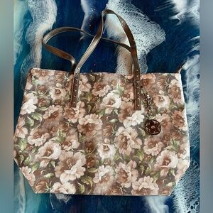 MUST BUNDLE! NWOT BUENO Bag zip closure, cell storage, 2 zip pockets in & out